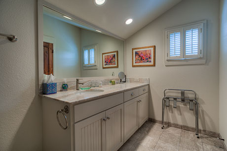 Cottage 4 Upstairs Bath(s)